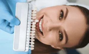 pessoa deitada na cadeira do dentista sorrindo fazendo moldura de um dente