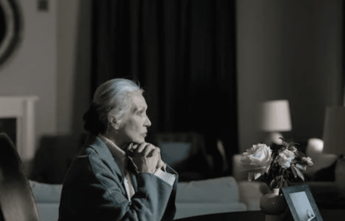 mulher de joelhos refletindo sobre os desafios pensão por morte em 2024,