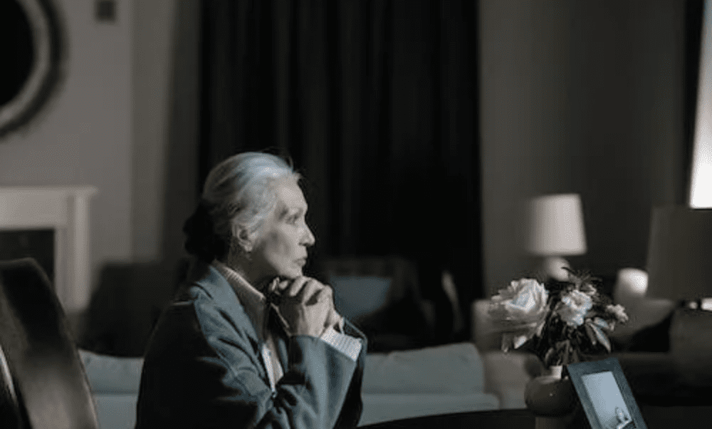 mulher de joelhos refletindo sobre os desafios pensão por morte em 2024,