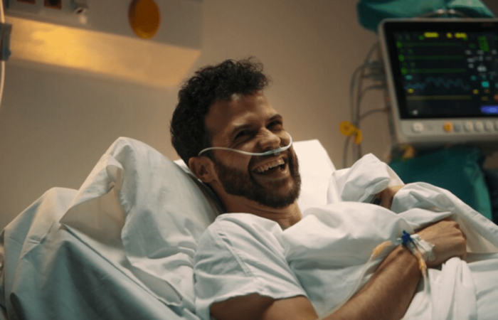 homem no hospital sorrindo