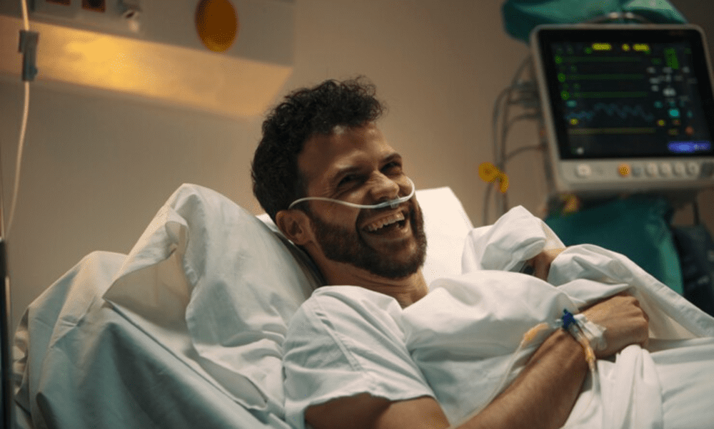 homem no hospital sorrindo