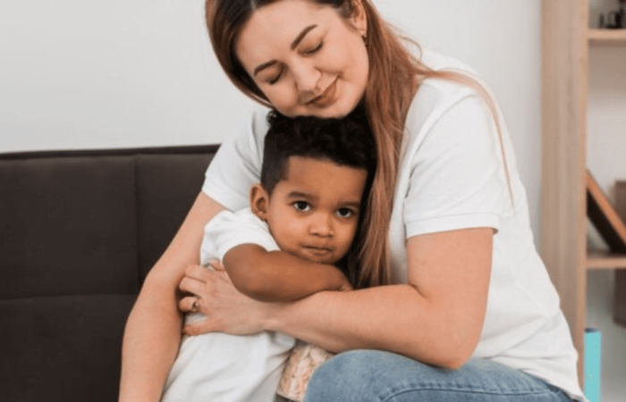 mulher abraçando filho de 3 anos