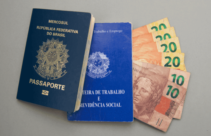 duas carteiras de trabalho com fotos de notas de 10 e 20 reais