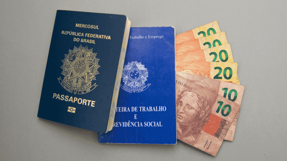 duas carteiras de trabalho com fotos de notas de 10 e 20 reais