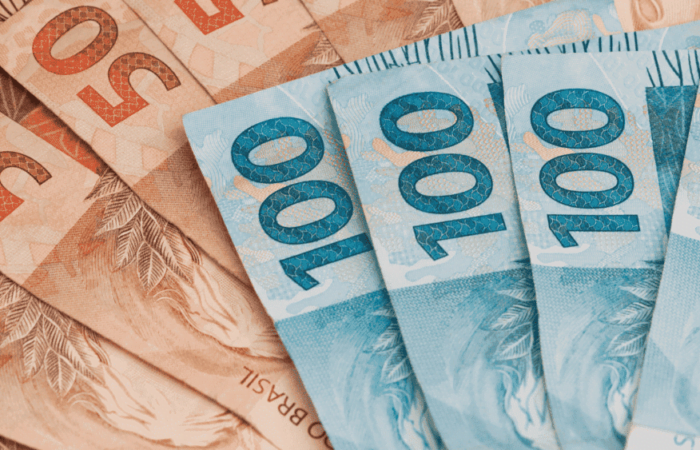 foto de notas de 50 reais e 100 reais