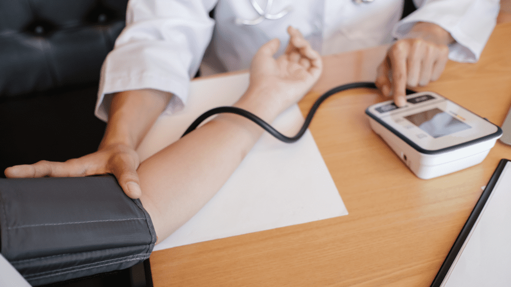 pessoa aferindo a pressão