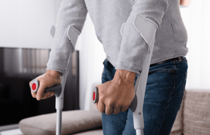 pessoa em pé usando moletas